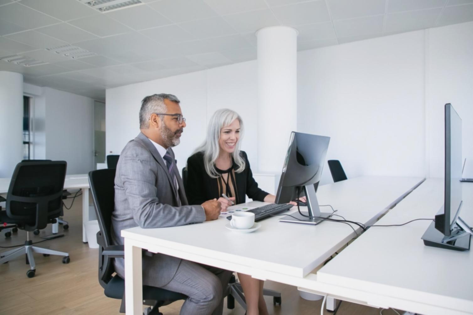 Equipo de profesionales en sesión de trabajo