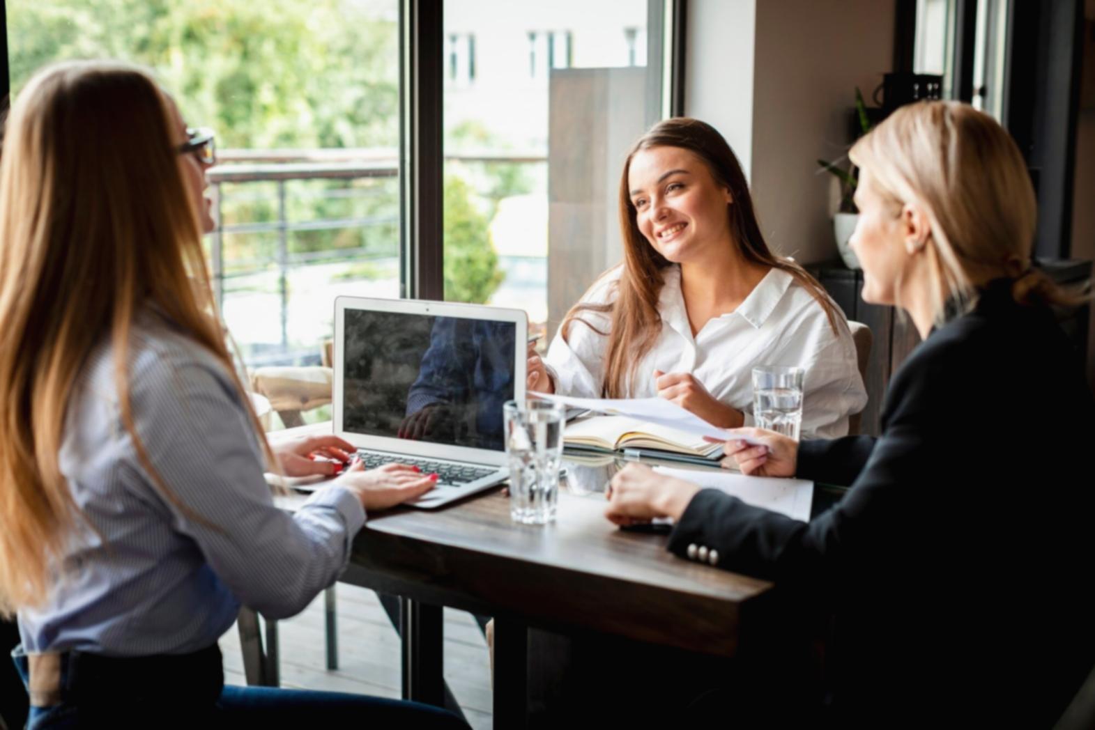 Profesionales analizando datos de mercado